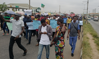 Naija News: Protesters barricade Osun roads, CP convoy blocked